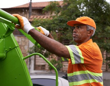 Sokaklarımızı temiz tutuyor. Çöp gününde bir erkek işçi.