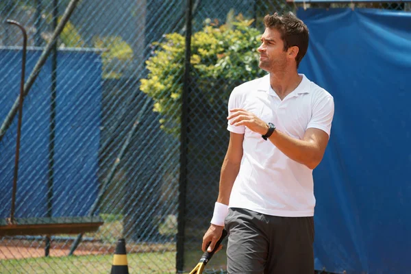 Han Kung Över Leran Manlig Tennisspelare Stående Bana — Stockfoto