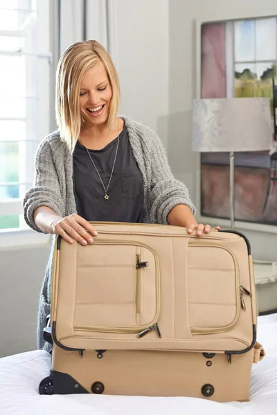 Woah Alles Passt Eine Junge Frau Packt Ihren Koffer — Stockfoto
