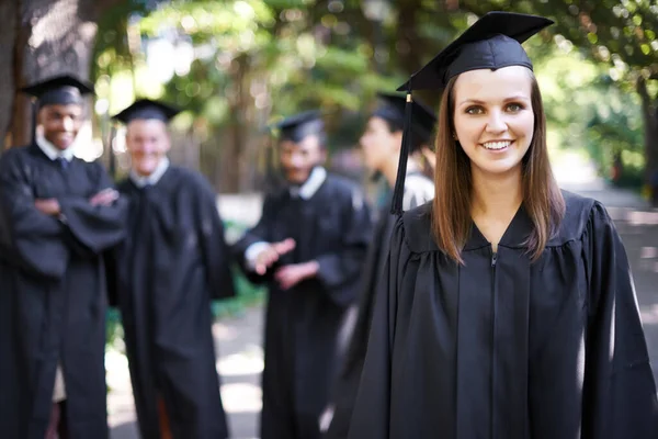 Büszke Diplomások Egy Boldog Diáklány Portréja Diplomaosztó Napján Más Diákokkal — Stock Fotó