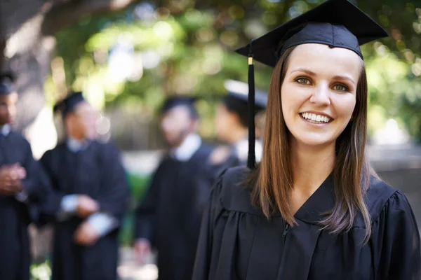 Büszke Diplomások Egy Boldog Diáklány Portréja Diplomaosztó Napján Más Diákokkal — Stock Fotó