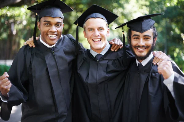 Graduação Início Uma Nova Aventura Vida Retrato Alguns Estudantes Masculinos — Fotografia de Stock