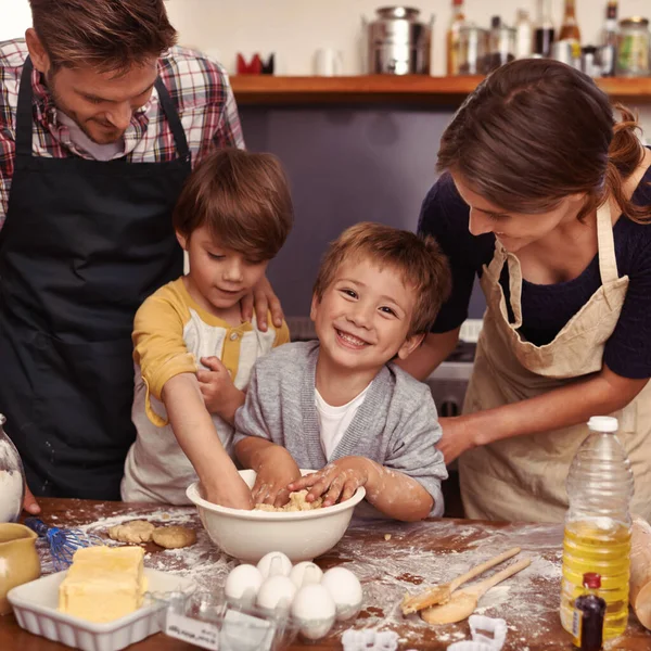 これはおいしいだろう 二人のかわいい男の子ベーキングとともに彼らの両親でキッチン — ストック写真