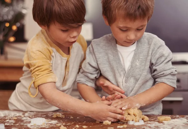 Děláš Špatně Dva Mladí Bratři Pečou Kuchyni — Stock fotografie