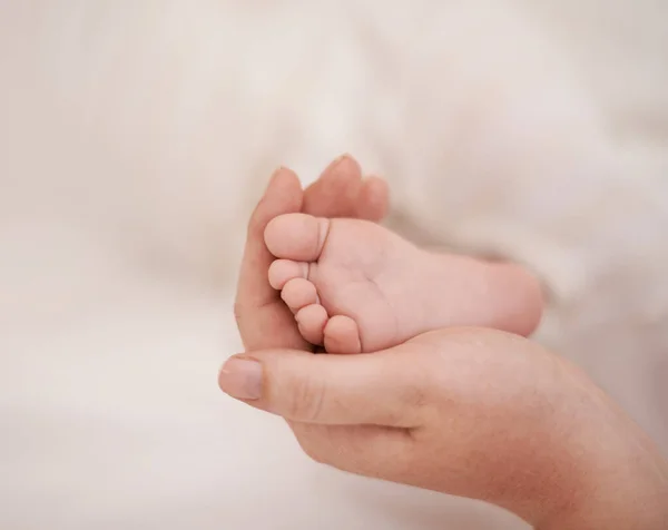 Nazik Anneler Dokunur Yavrusunun Ayağını Ovuşturan Genç Bir Annenin Görüntüsü — Stok fotoğraf