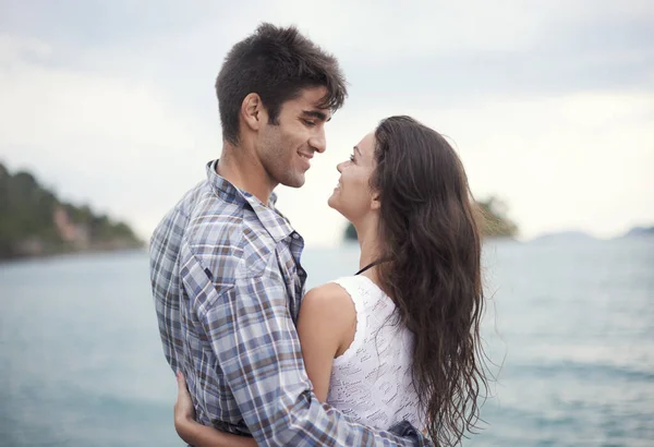 Amo Por Tudo Que Jovem Casal Afetuoso Desfrutando Umas Férias — Fotografia de Stock