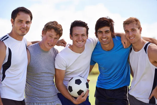 Säker Att Vill Oss Ett Lag Fotbollsspelare Som Står Utomhus — Stockfoto