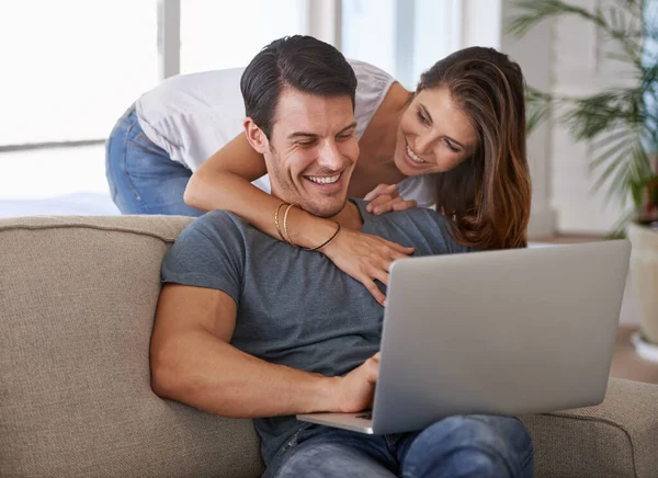 Haces Sentir Tan Feliz Una Pareja Joven Cariñosa Usando Portátil —  Fotos de Stock