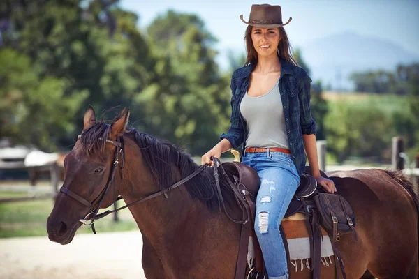 Açık Havayı Seviyorum Çiftlikte Atıyla Muhteşem Bir Kovboy Kızın Portresi — Stok fotoğraf