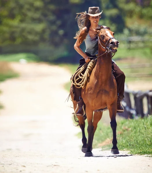 Açık Havayı Seviyorum Genç Güzel Bir Kovboy Kızın Atına Binerken — Stok fotoğraf