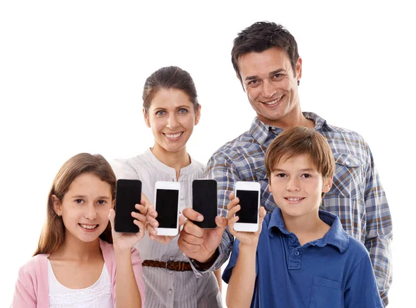 가족은 디지털화 되었습니다 스튜디오에서 스마트폰을 백인들에게 격리되어 — 스톡 사진