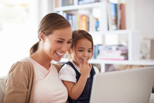 Showing Her Daughter How Browse Safely Mother Using Laptop Her — Stock Photo, Image