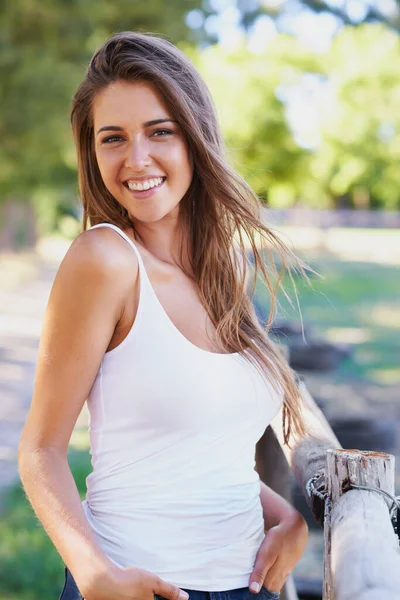美しい牧場の女の子 夏に屋外に立つ美しい若い女性 — ストック写真