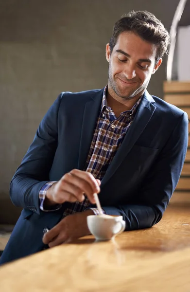 Biorę Dzienną Dawkę Kawy Młody Człowiek Siedzący Kawiarni — Zdjęcie stockowe