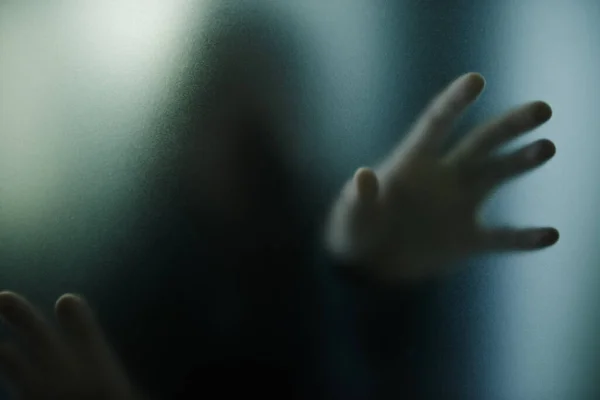 Besmette Besmetting Handen Vrouw Achter Een Glazen Wand Tijdens Quarantaine — Stockfoto