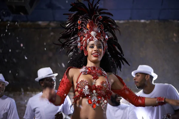 Oslním Tancem Krásná Samba Tanečnice Vystupující Karnevalu Svou Kapelou — Stock fotografie