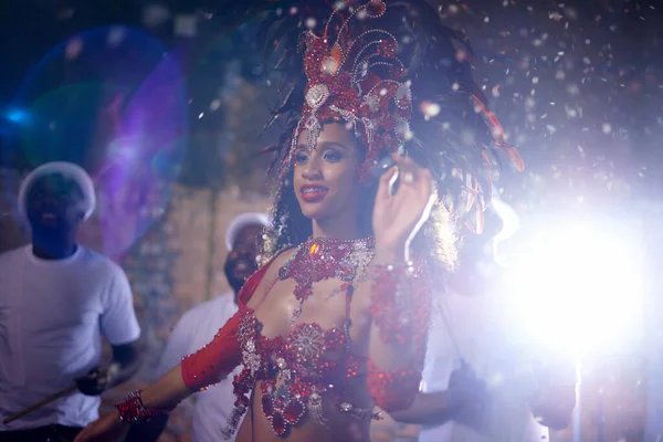 Glamoureus Dansende Koningin Een Mooie Samba Danseres Optreden Een Carnaval — Stockfoto