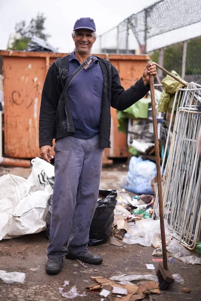 Şehrimizi Temiz Tutuyoruz Çöpleri Süpüren Bir Sokak Temizleyicisi — Stok fotoğraf