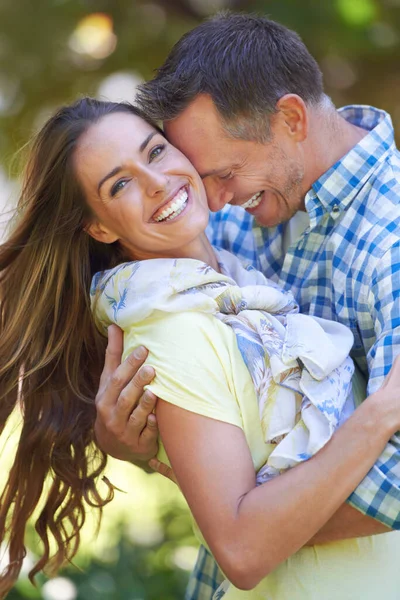 Amor Fosse Uma Droga Seria Viciado Retrato Casal Afetuoso Fora — Fotografia de Stock