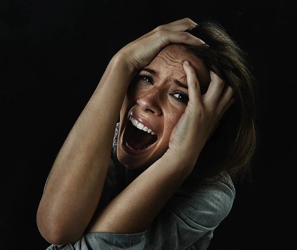 Alsjeblieft Help Een Jonge Vrouw Schreeuwen Ongecontroleerd Terwijl Geïsoleerd Een — Stockfoto