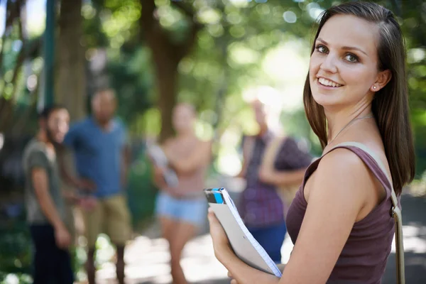 Amo Vita Universitaria Ritratto Una Giovane Donna Attraente Nel Campus — Foto Stock