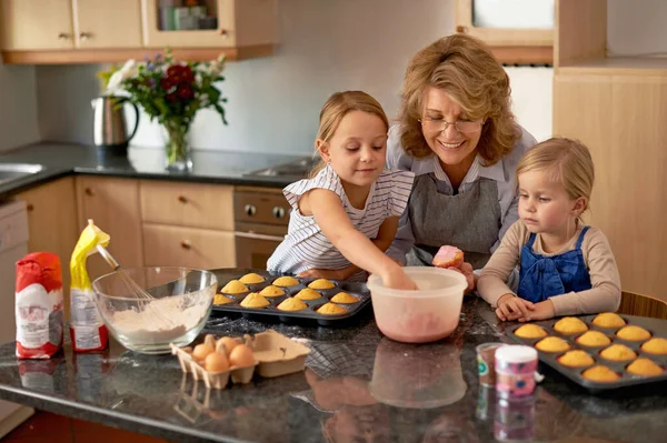Kesinlikle Işi Kıvırıyorlar Iki Küçük Kız Evde Büyükannelerinin Yardımıyla Kek — Stok fotoğraf
