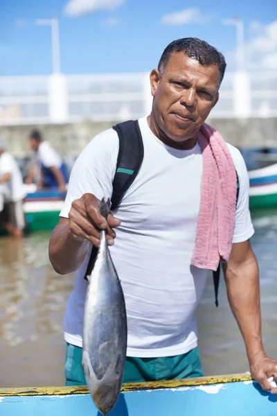 Pesca Minha Vida Retrato Pescador Com Peixe Lado Seu Barco — Fotografia de Stock