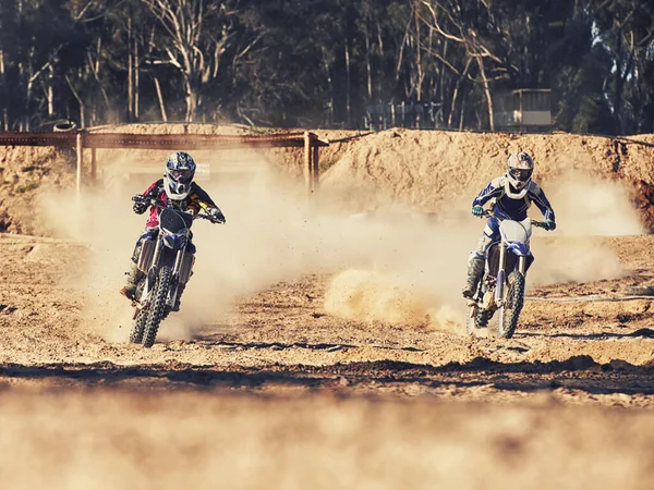 Zeit Diesen Weg Beschreiten Zwei Motocross Fahrer Rasen Über Die — Stockfoto