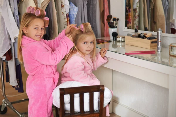Tun Als Sie Schönheitssalon Wären Zwei Junge Schwestern Spielen Mit — Stockfoto