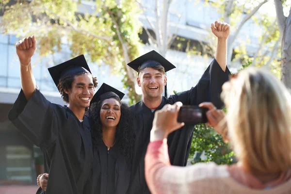 Logramos Una Madre Tomando Una Foto Grupo Graduados Universitarios Felices — Foto de Stock