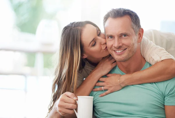 Tengo Mejor Esposa Del Mundo Una Pareja Relajándose Casa — Foto de Stock