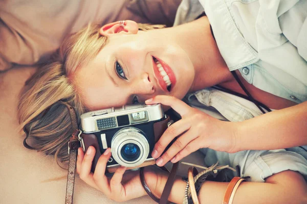 Meine Eigene Paparazzi Truppe Gründen Porträt Einer Schönen Jungen Frau — Stockfoto