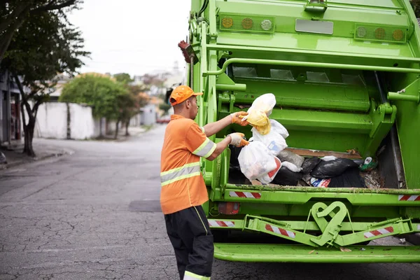 Bir Yere Gitmek Zorunda Meşgul Bir Çöp Toplama Işçisi — Stok fotoğraf