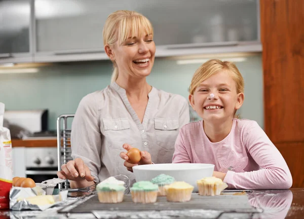 Mutfakta Eğlenceli Zamanlar Çekici Bir Genç Kadın Sevimli Kızıyla Yemek — Stok fotoğraf