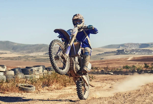 Całkowitą Kontrolę Nad Mocą Jaką Dzierży Kierowca Motocrossa Wykonujący Wheelie — Zdjęcie stockowe