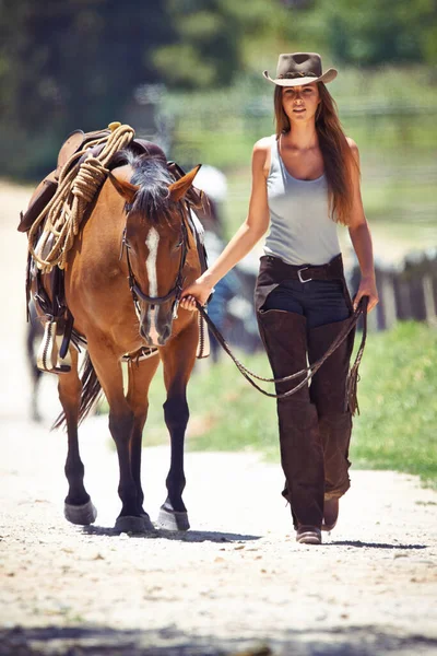 Älskar Naturen Vacker Ung Cowgirl Leder Sin Häst Längs Landsväg — Stockfoto