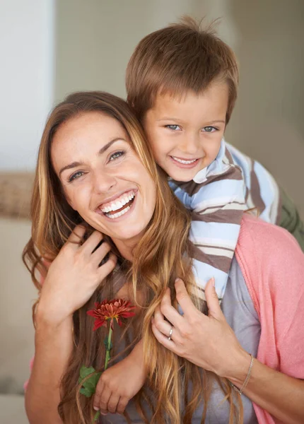 Mama Kleine Kampioen Een Moeder Met Een Bloem Haar Zoon — Stockfoto