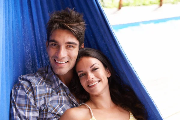 Feliz Feriado Juntos Retrato Jovem Casal Afetuoso Deitado Uma Rede — Fotografia de Stock