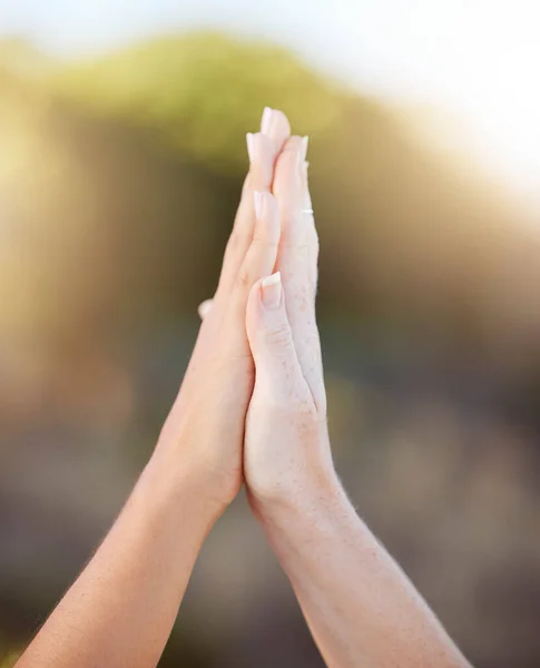 Mujeres Cinco Para Apoyo Trabajo Equipo Solidaridad Con Sol Aire — Foto de Stock