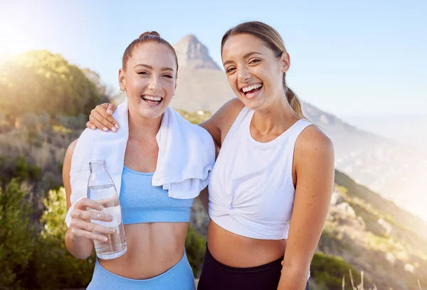 Fitness Vrienden Vrolijke Vrouwen Beweging Met Waterfles Tijdens Het Wandelen — Stockfoto