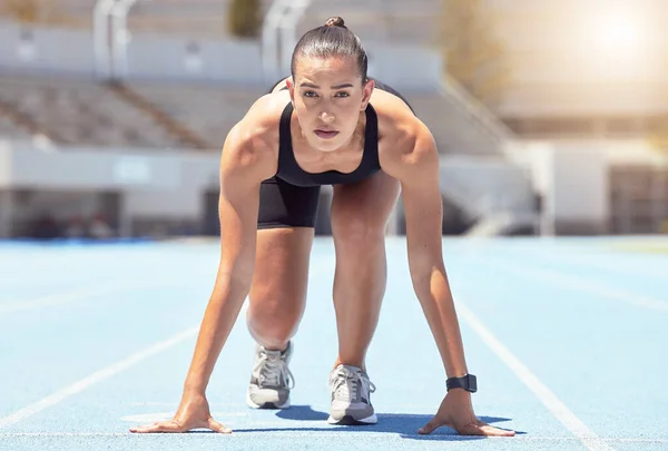 Kvinnan Löpare Start Position Banan Tävling Eller Cardio För Hälsosam — Stockfoto