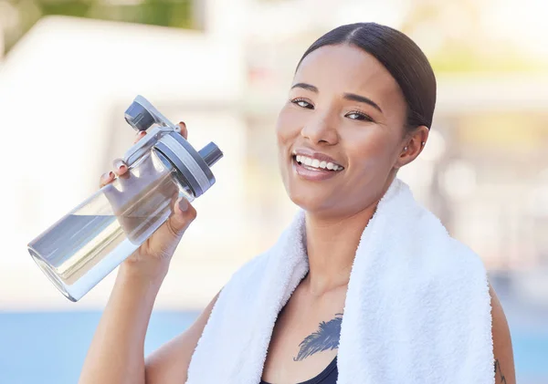 Frau Fitness Und Wasserflasche Nach Dem Training Training Und Training — Stockfoto