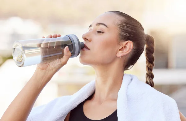 Spor Yaptıktan Sonra Sağlık Sağlık Kardiyo Için Boynunda Havluyla Kadın — Stok fotoğraf