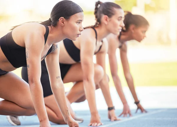 Γυναίκες Ξεκινούν Αθλητικούς Αγώνες Αγώνες Δρόμου Και Μαραθώνια Προπόνηση Fitness — Φωτογραφία Αρχείου