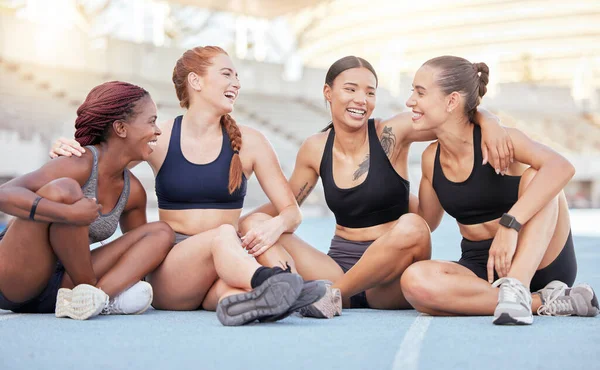 Ευτυχισμένη Ποικιλομορφία Και Σπορ Γυναίκες Φίλοι Και Αθλητές Διάλειμμα Από — Φωτογραφία Αρχείου