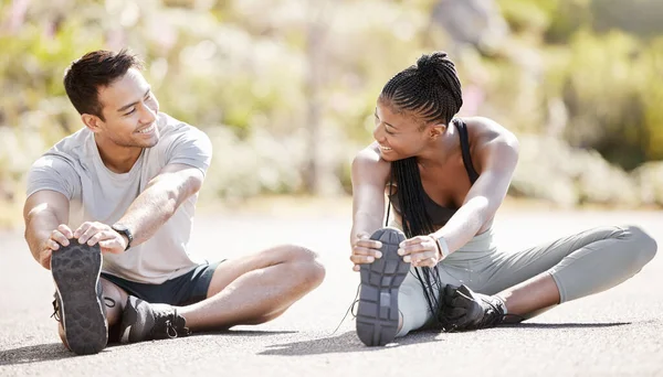 健身和运动 由男女运动员在户外运动中进行训练和伸展 与准备开始的运动员夫妇或私人教练在一起的健康 健康和动力 — 图库照片