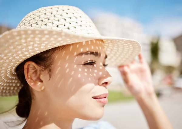 旅行やビーチの太陽の帽子は 女性がコンテンツを見て リラックスして穏やかな 新鮮な空気と自由な時間を楽しんでいます フロリダでの休暇中の女性の自然 光と閉鎖 熱帯の景色と海を楽しむ — ストック写真