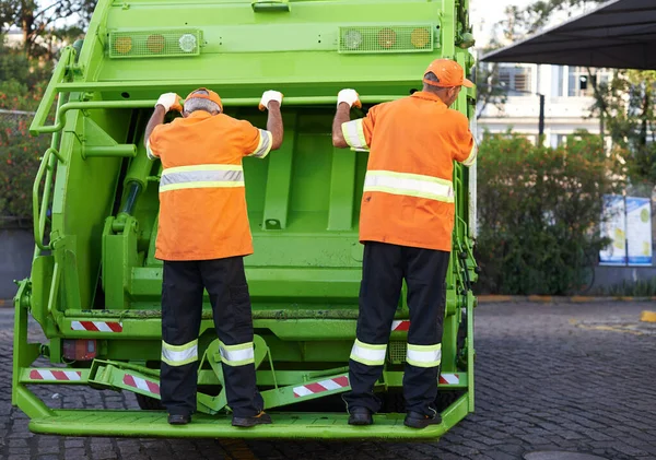 街をきれいに保つこと ゴミ収集車のチームが — ストック写真