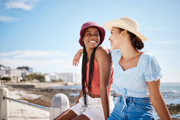 ビーチの笑顔 旅行の夏と友人マイアミの自然の中で休暇に満足し 休暇の時間を一緒に興奮し 海で話しています 海によるコミュニケーションにおけるアフリカの女性のモックアップ — ストック写真
