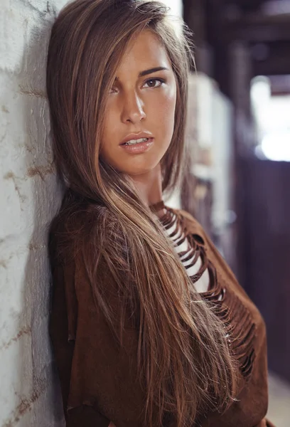 Belleza Morena Una Joven Atractiva Apoyada Una Pared —  Fotos de Stock